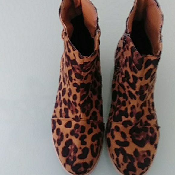 chelsie Shoes - Leopard booties nwob